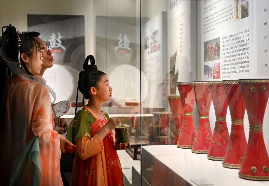 5月1日，游客在西安市钟鼓楼博物馆参观鼓文化展。