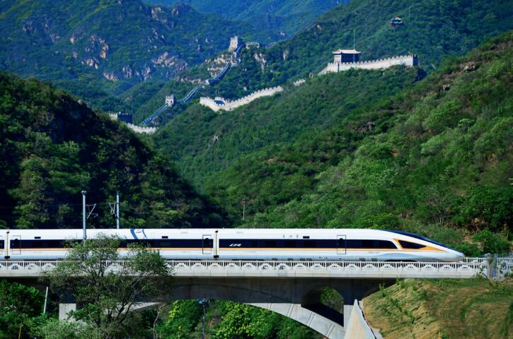 京张高铁复兴号动车组行驶在长城脚下。