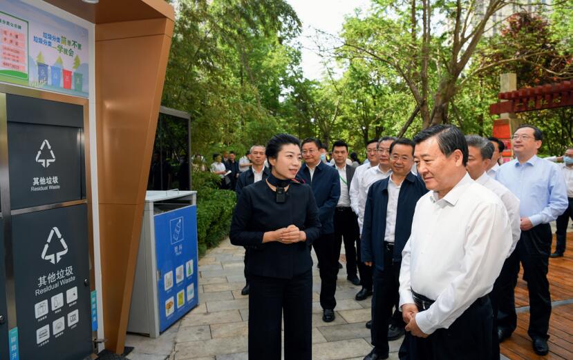 5月23日，作者 （前排右一） 在青岛出席全国城市生活垃圾分类工作现场会，调研推进垃圾分 类工作。