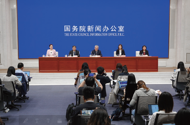 2024年4月18日，作者（ 中） 在国新办举行的新闻发布会上介绍2024年一季度金融运行和外汇 收支情况。