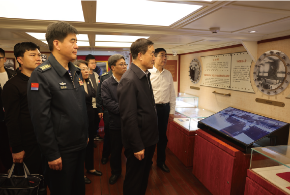 2024年5月12日，作者（ 中） 带领中央党史和文献研究院干部一行调研海军博物馆。