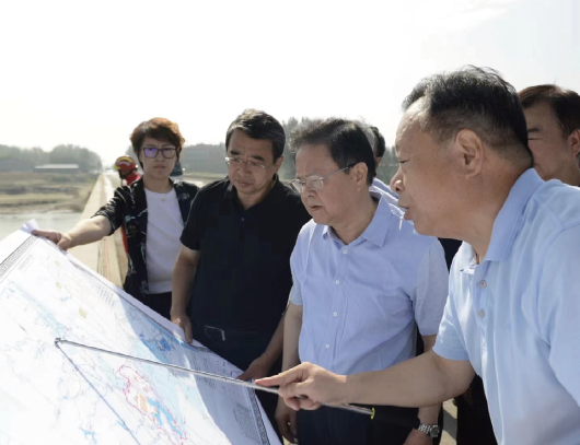 2023年8月19日，国家发展改革委党组书记、主任郑栅洁（右二）率工作组 赴北京、河北受灾地区调研京津冀特大暴雨洪涝灾害救灾和灾后恢复重建工作 情况。