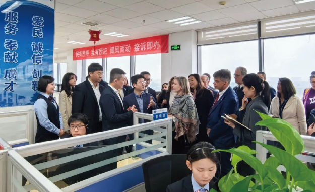 2024年4月10日，应邀访华的巴西劳工党高级干部考察团参观北京 12345市民热线服务中心。