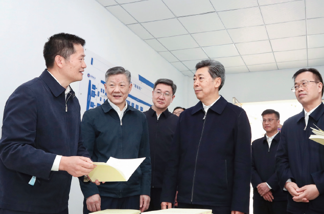2024年3月27日，作者（ 前排右二） 在重庆市涪陵区马武镇综治中心调研。