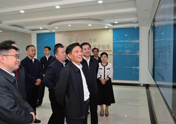 2024年4月17日，作者（前排中）在河南调研期间到生态环境部黄河流域生态 环境监督管理局看望慰问干部职工。