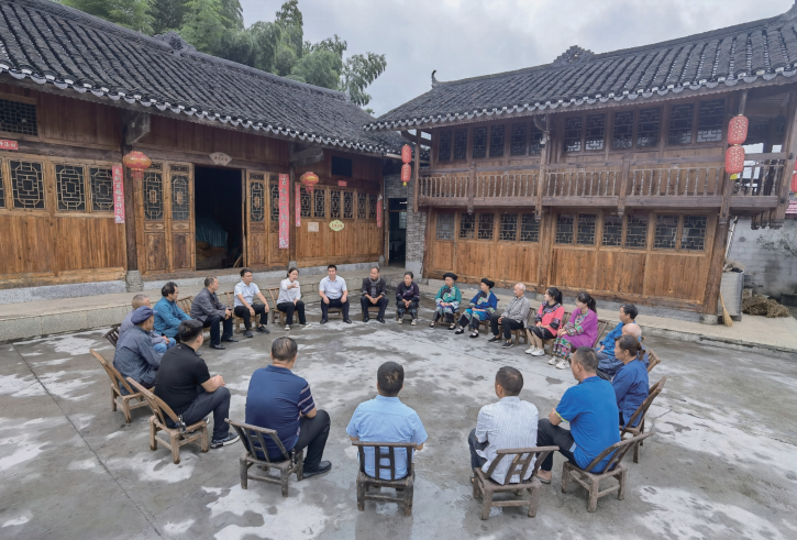 2023年9月13日，湖南省花垣县司法局工作人员为石栏镇朋岩村“法律明白人”宣讲人民调解法及 乡村振兴政策。