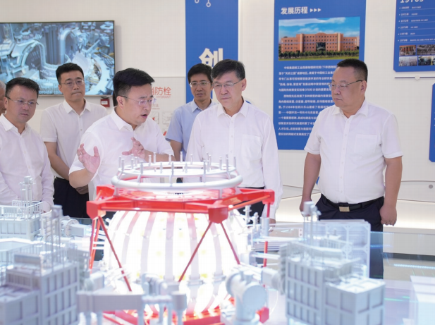 2024年8月2日，作为学习贯彻党的二十届三中全会精神中央宣讲团成 员，作者 （右二） 来到中核集团核工业西南物理研究院，向科研人员和基层党 员干部宣讲党的二十届三中全会精神，与大家交流互动。