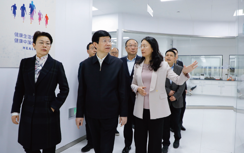 2024年4月8日至10日，作者（ 中） 在山东调研深化药品监管改革促进医药产业高质量发展工作。