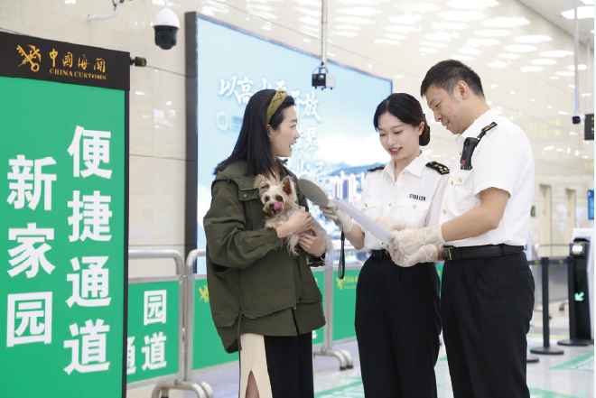 拱北海关工作人员验放澳门居民携带宠物经“新家园”便 捷通道通关。